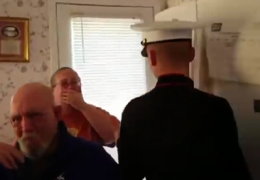 חייל חוזר ומפתיע את אמא שלו..מרגש!